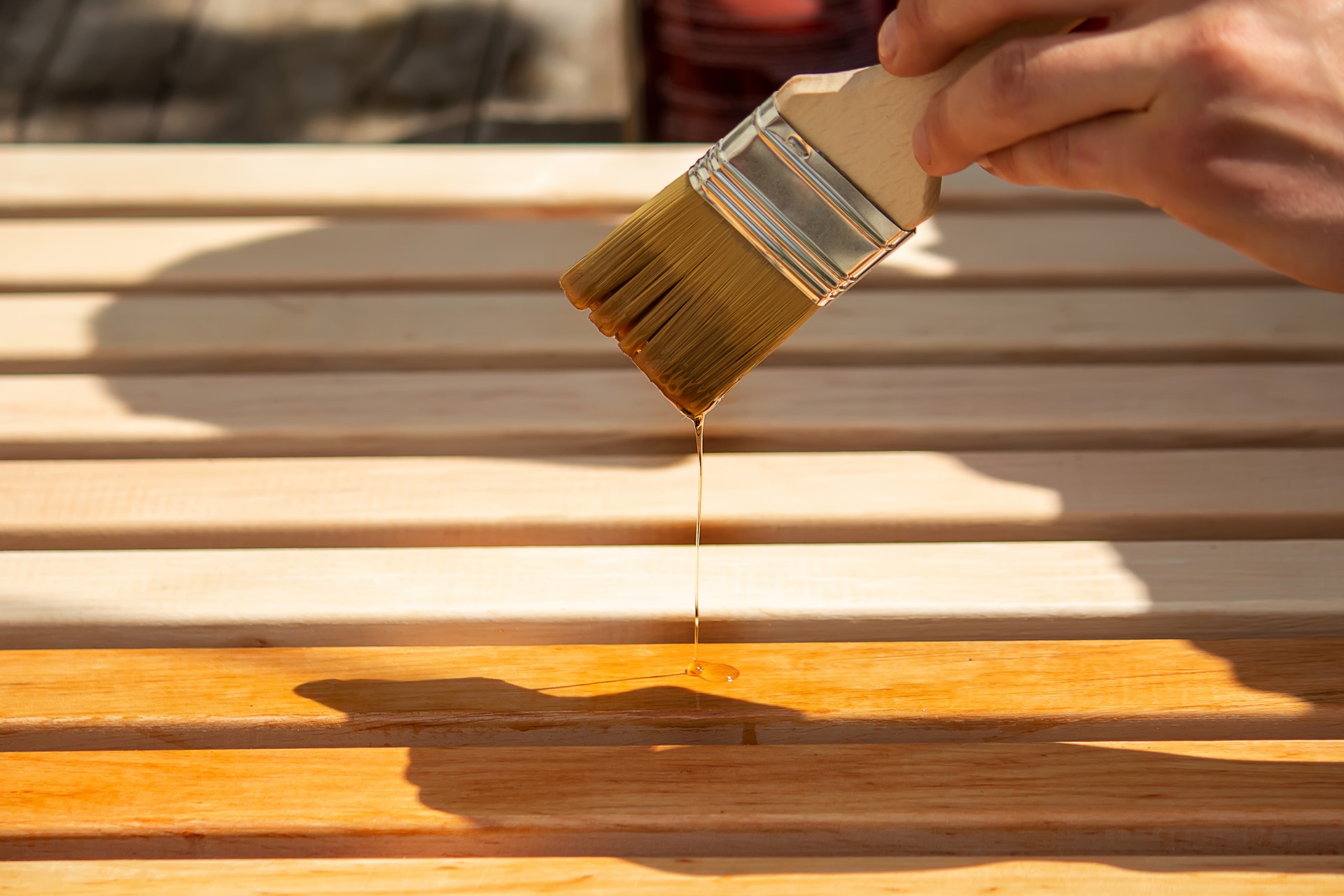 Impregnacja  tarasu drewnianego może być wykonana stosując olej do drewna