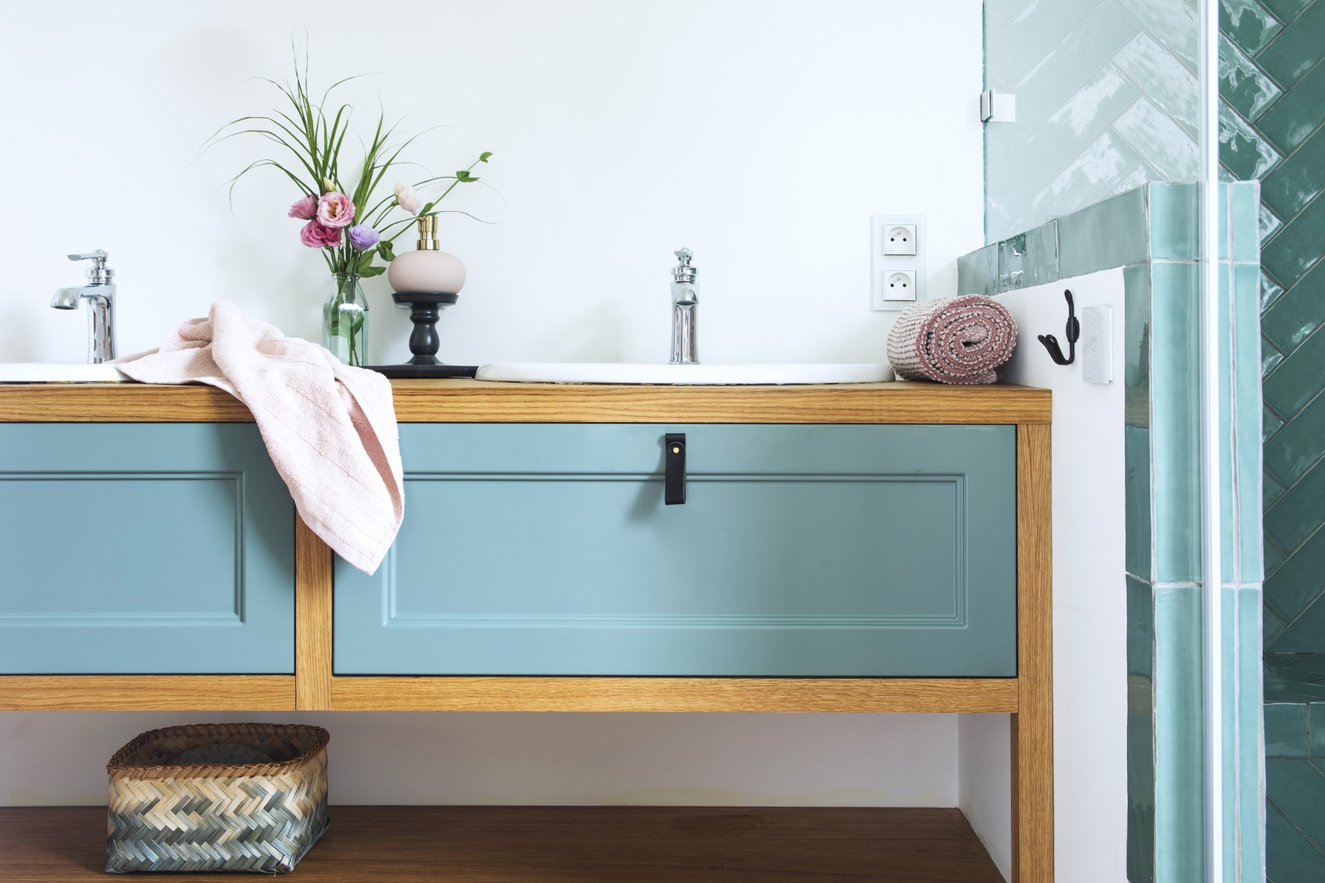 Łazienka aranżacja - kolorowa szafka pod umywalkę