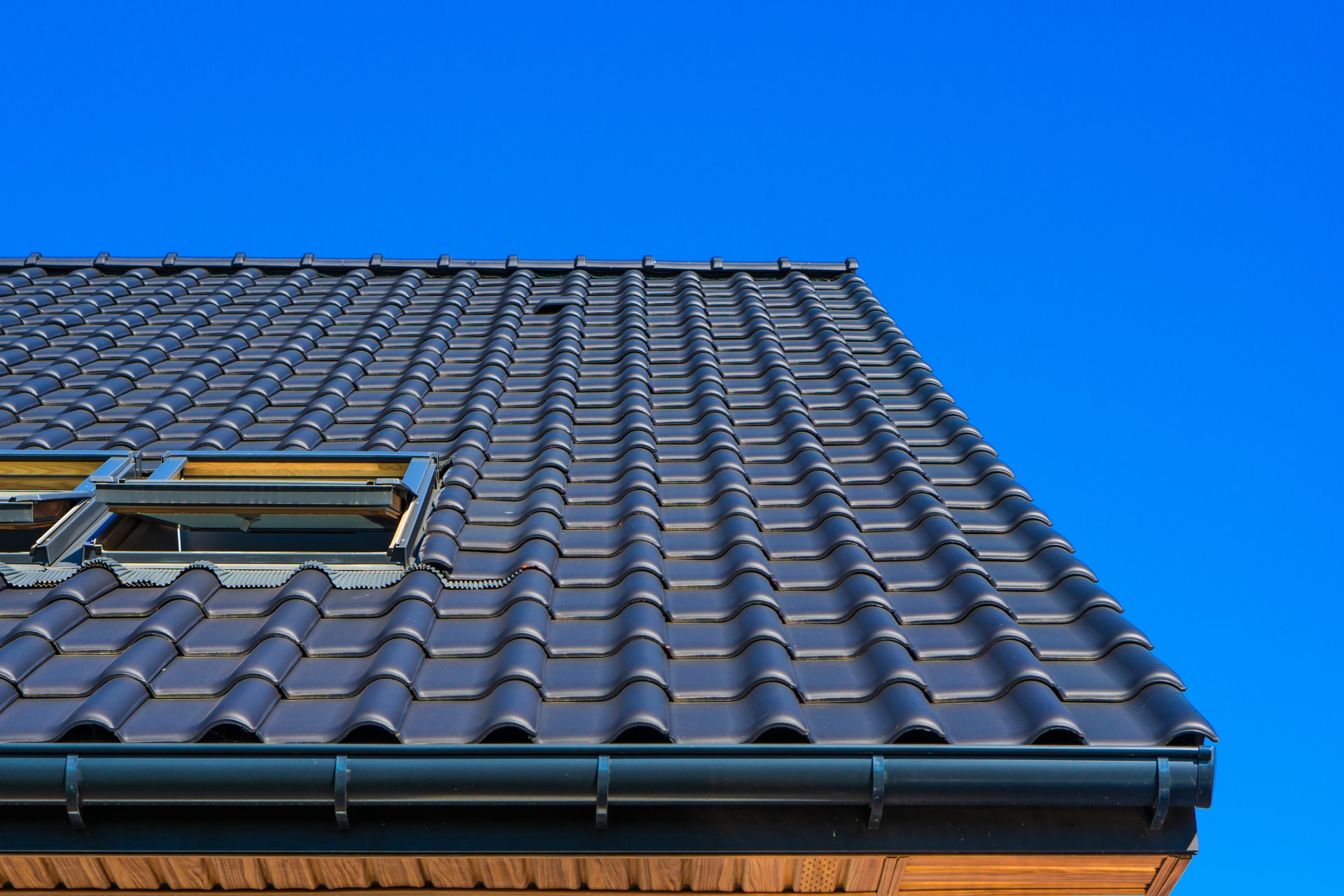 Przy doborze rynny do powierzchni dachu przydatny jest wzór EPD