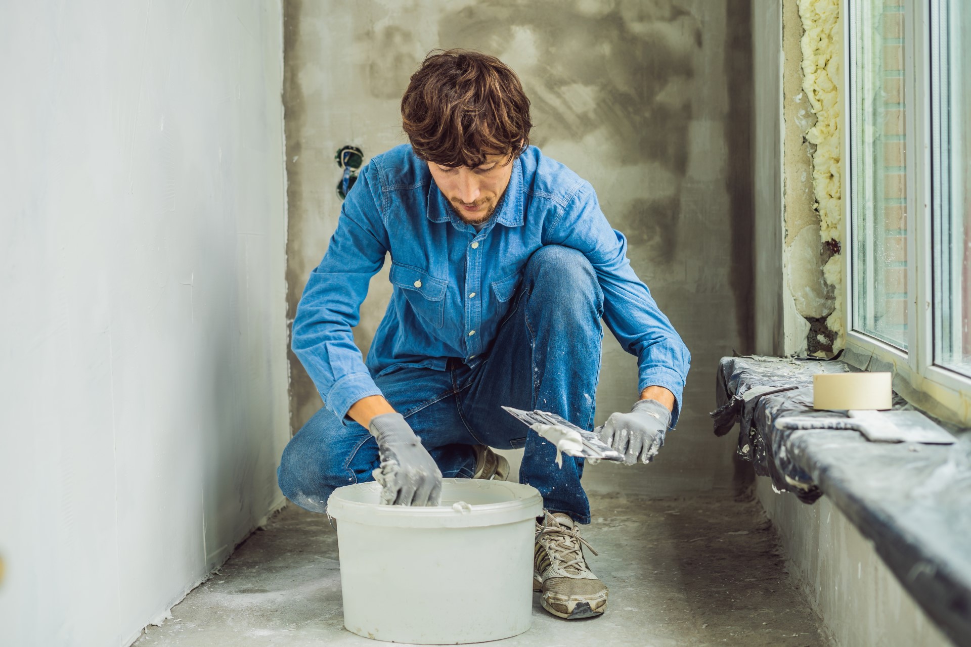 Zaprawa cementowa lub gruntująca - wypełnianie pęknięć i szczelin - sufit podwieszany gk