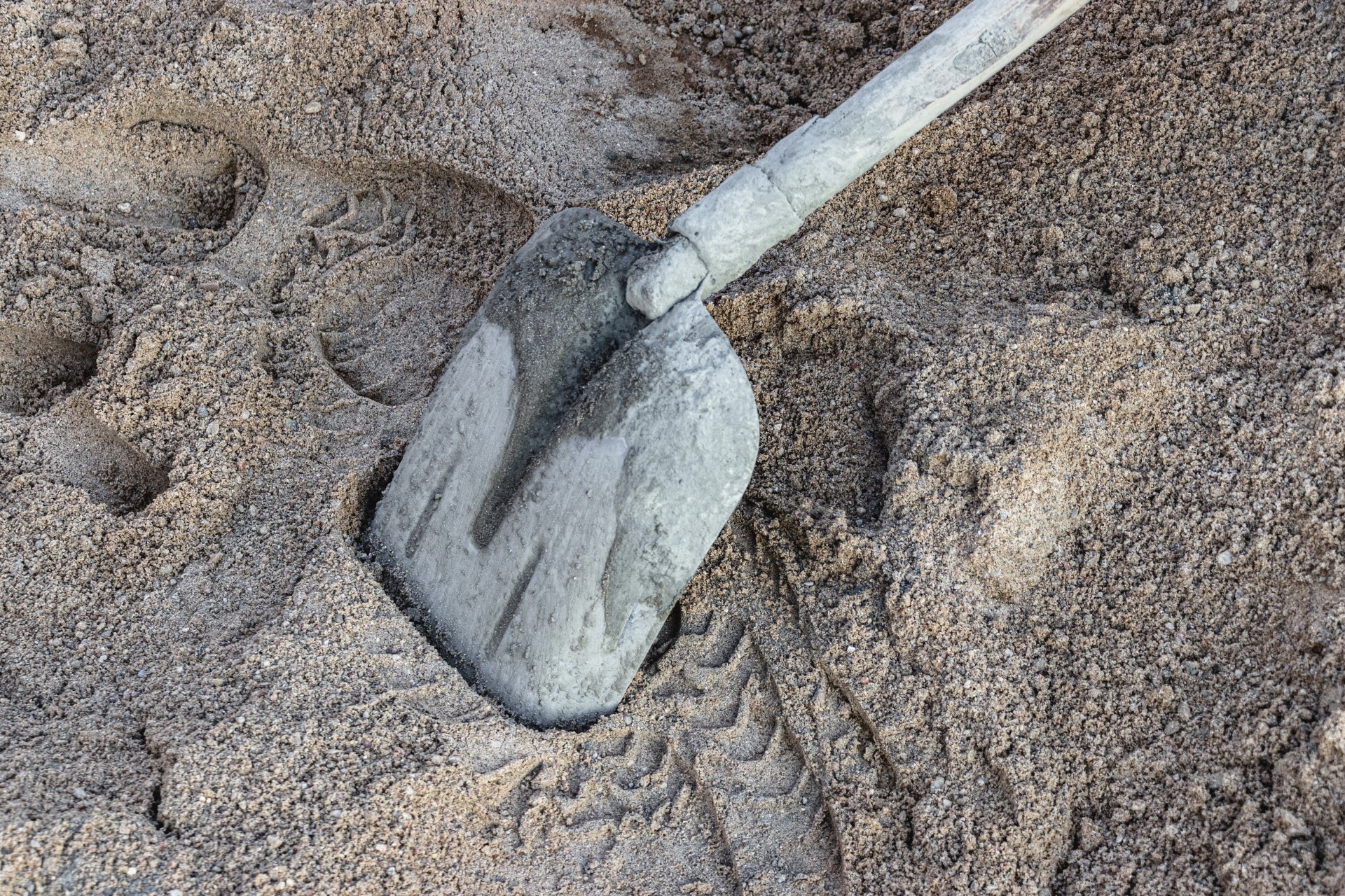 Cement, woda i kruszywo, czyli piasek rzeczny oraz żwir to niezbędne elementy do przygotowania betonu