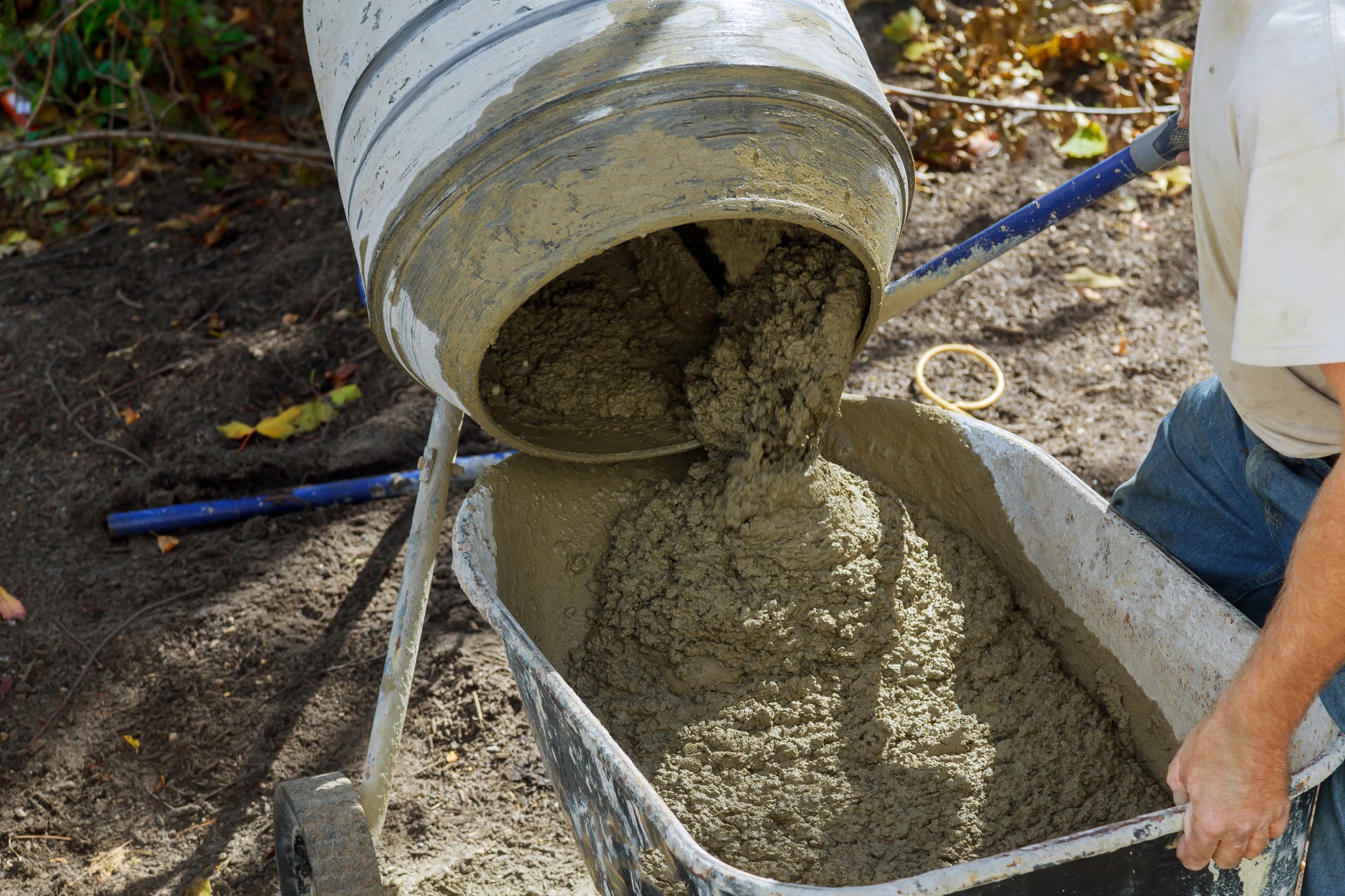 Mieszankę betonową należy mieszać w betoniarce ok. 5 minut - artykuł blog budowlany LUBAR